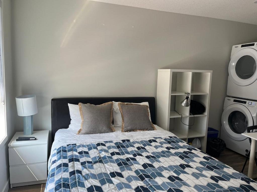Mountain View Studio In Town Канмор Экстерьер фото